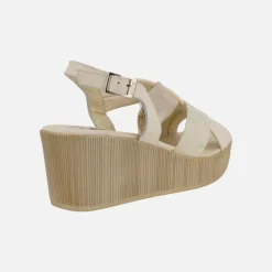 Sandalias confort de cuña alta con tiras anchas y detalles metalizados
