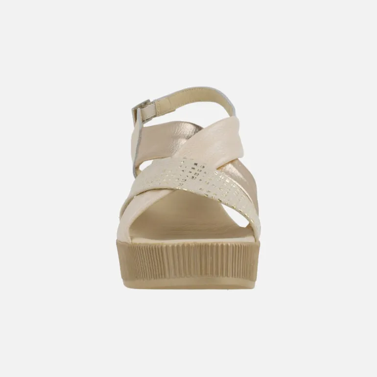 Sandalias confort de cuña alta con tiras anchas y detalles metalizados