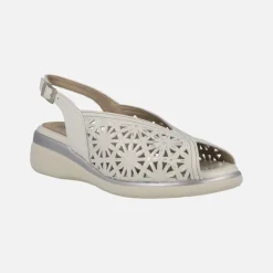 Sandalias confort en piel hielo con troquelados
