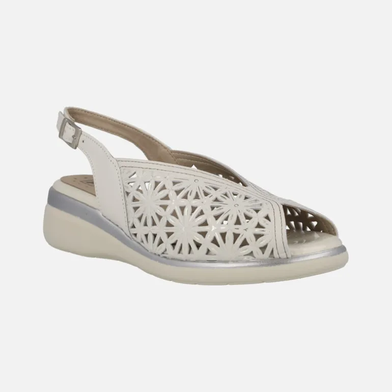 Sandalias confort en piel hielo con troquelados