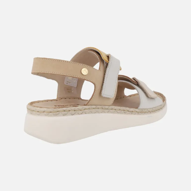 Sandalias confort para mujer en combinado blanco-beige-mostaza-camel