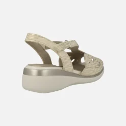 Sandalias confort troqueladas en combinado oro con cierre de velcro