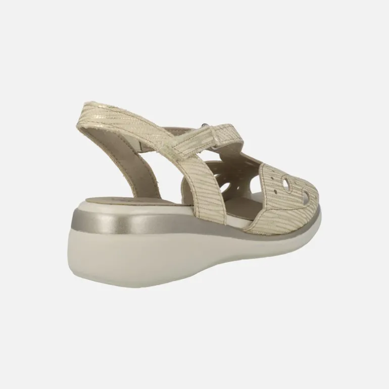 Sandalias confort troqueladas en combinado oro con cierre de velcro