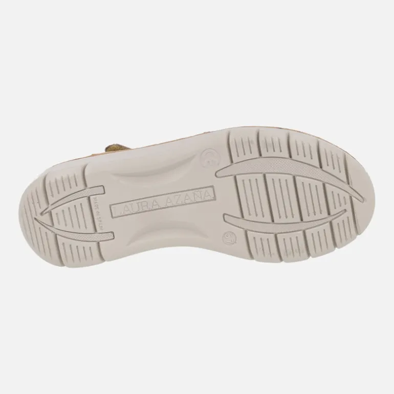 Sandalias confort troqueladas en piel beige con cierre de velcro