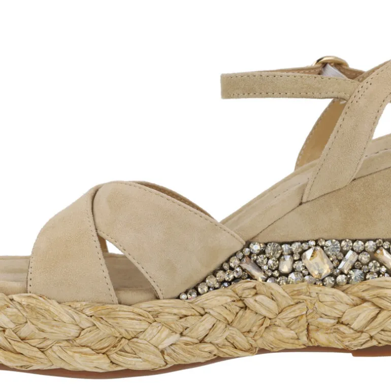 Sandalias de ante beige con plataforma de rafia y pedrería