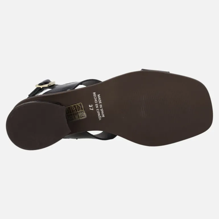 Sandalias de charol negro con adorno de botones cuadrados