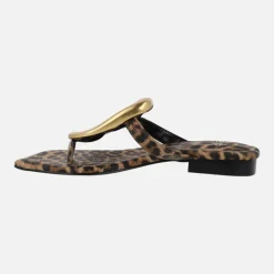 Sandalias de dedo Storm Leopardo con adorno metálico dorado