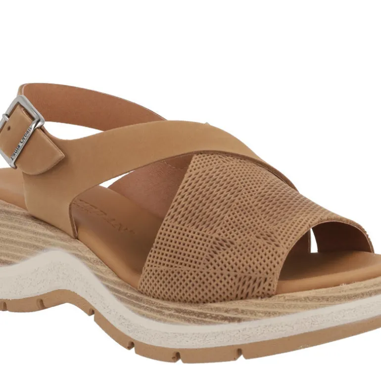 Sandalias de nobuck troqueladas con cierre de hebilla