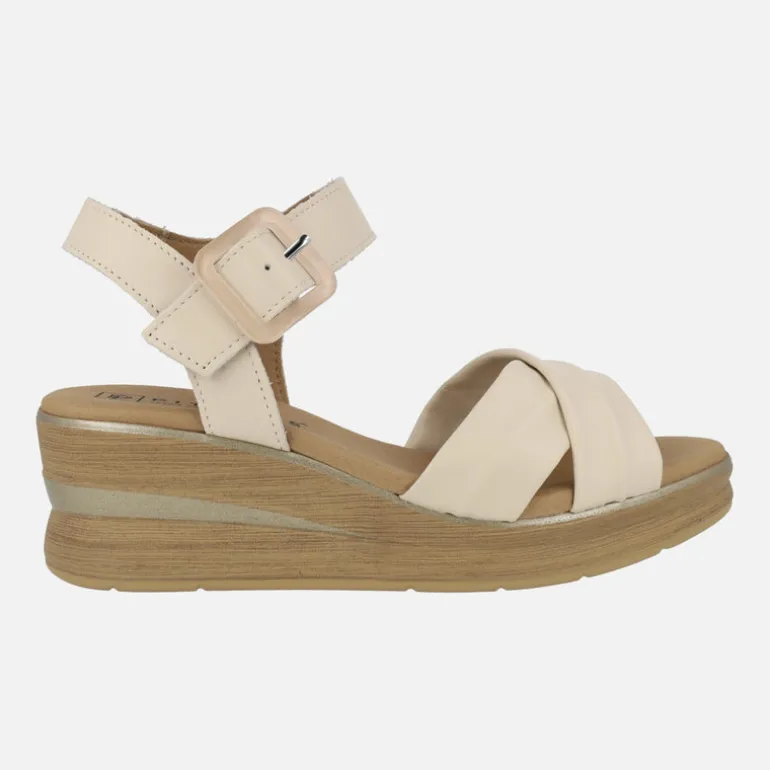 Sandalias de piel beige con tiras cruzadas y pulsera al tobillo