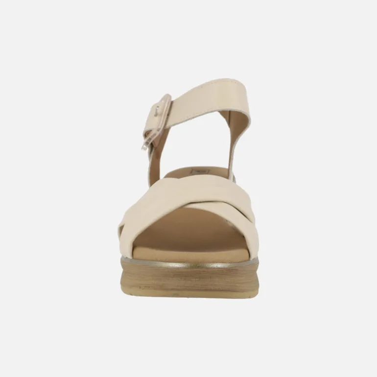 Sandalias de piel beige con tiras cruzadas y pulsera al tobillo