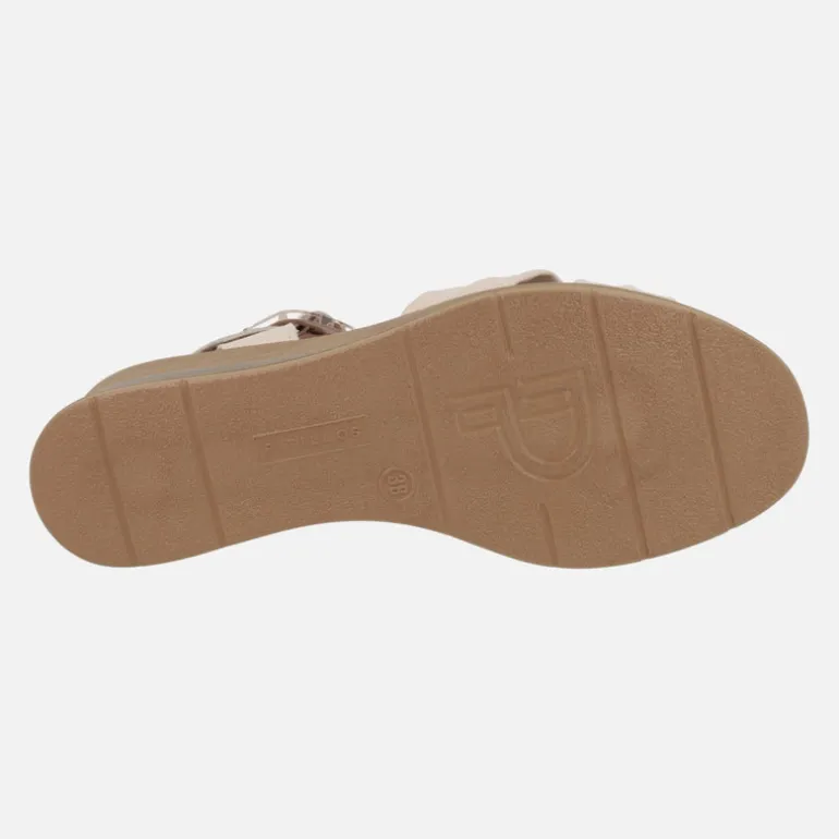 Sandalias de piel beige con tiras cruzadas y pulsera al tobillo
