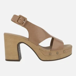 Sandalias de piel Cesena en color caramelo con detalle de tachas