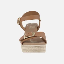 Sandalias de piel color cuero con cuña alta y hebillas