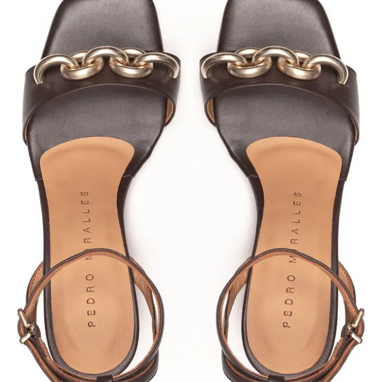 Sandalias de piel con adorno metálico y pulsera al tobillo