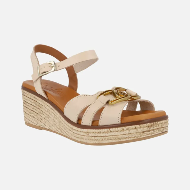 Sandalias de piel con cuña y adorno metálico