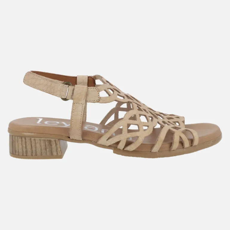 Sandalias de piel con detalle de troquelados y tacón bajo