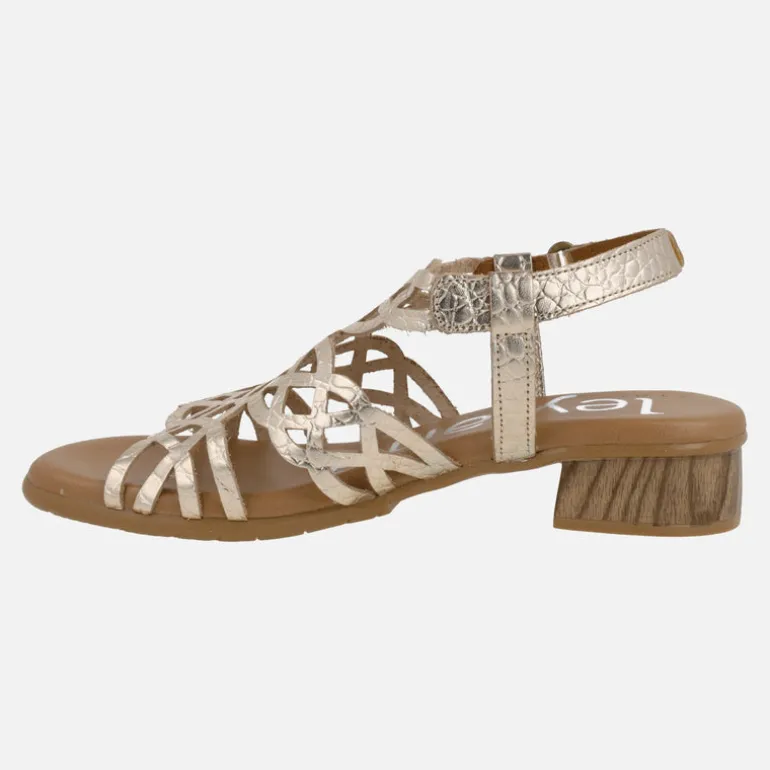 Sandalias de piel con detalle de troquelados y tacón bajo
