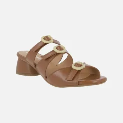 Sandalias de piel con tacón bajo y adorno de tres hebillas