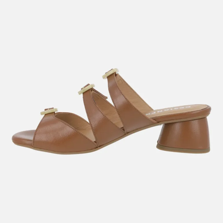 Sandalias de piel con tacón bajo y adorno de tres hebillas