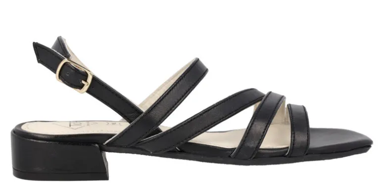 Sandalias de piel con tiras y tacón bajo