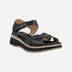 Sandalias de piel con tiras cruzadas y pulsera de velcro al tobillo