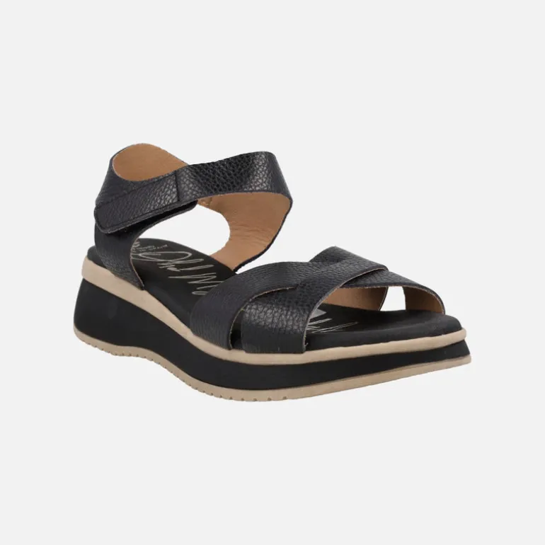 Sandalias de piel con tiras cruzadas y pulsera de velcro al tobillo