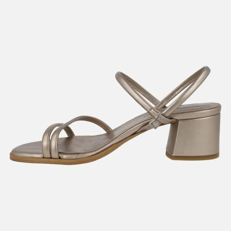 Sandalias de piel con tiras y tacón ancho