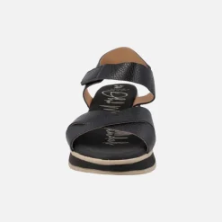 Sandalias de piel con tiras cruzadas y pulsera de velcro al tobillo