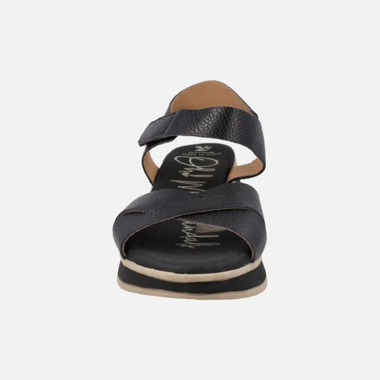 Sandalias de piel con tiras cruzadas y pulsera de velcro al tobillo