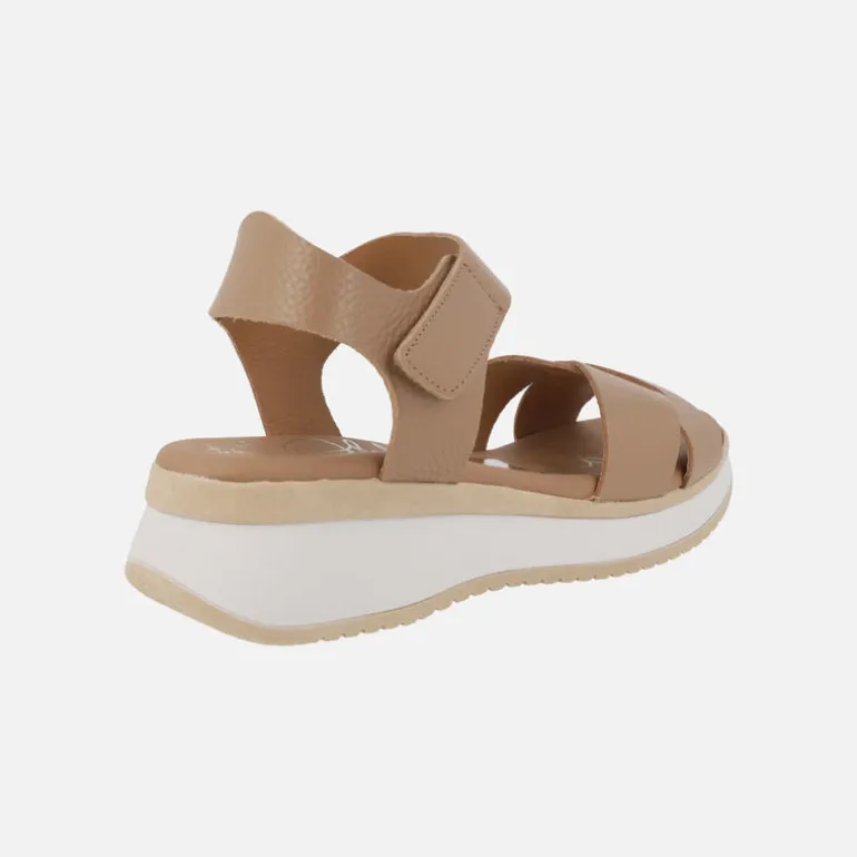 Sandalias de piel con tiras cruzadas y pulsera de velcro al tobillo