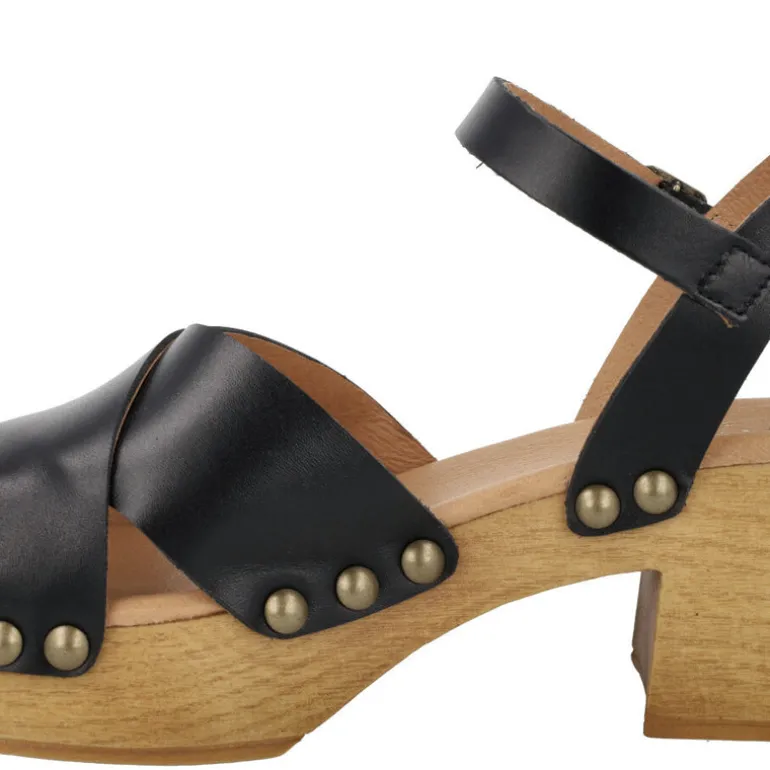 Sandalias de piel Cris con tiras cruzadas y tachas
