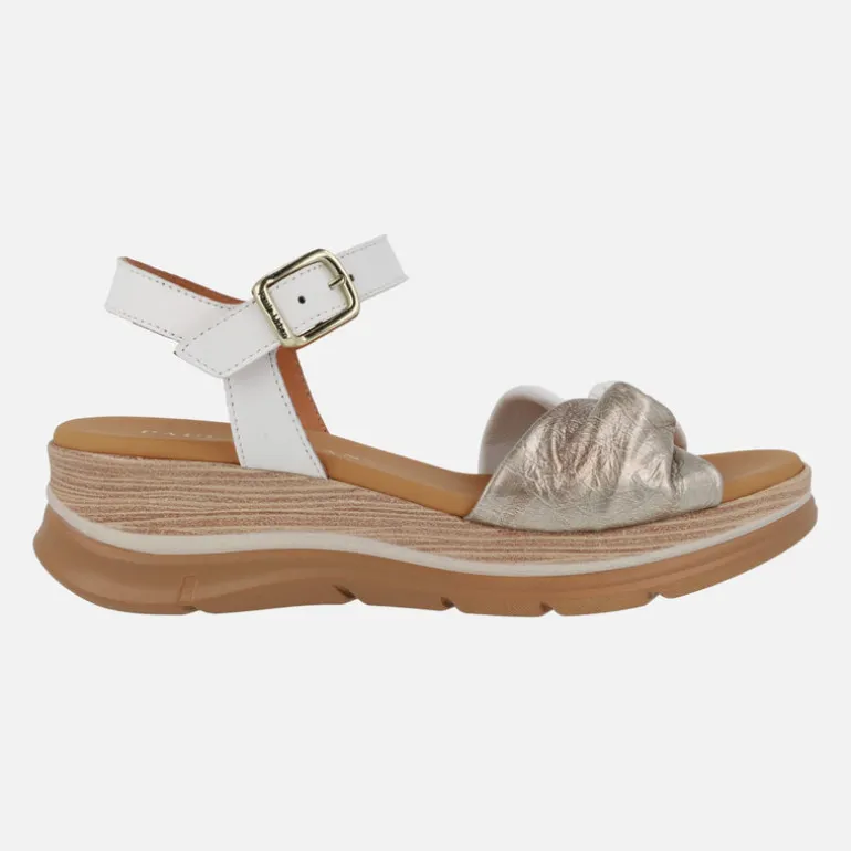 Sandalias de piel en bicolor blanco y oro con cierre de hebilla