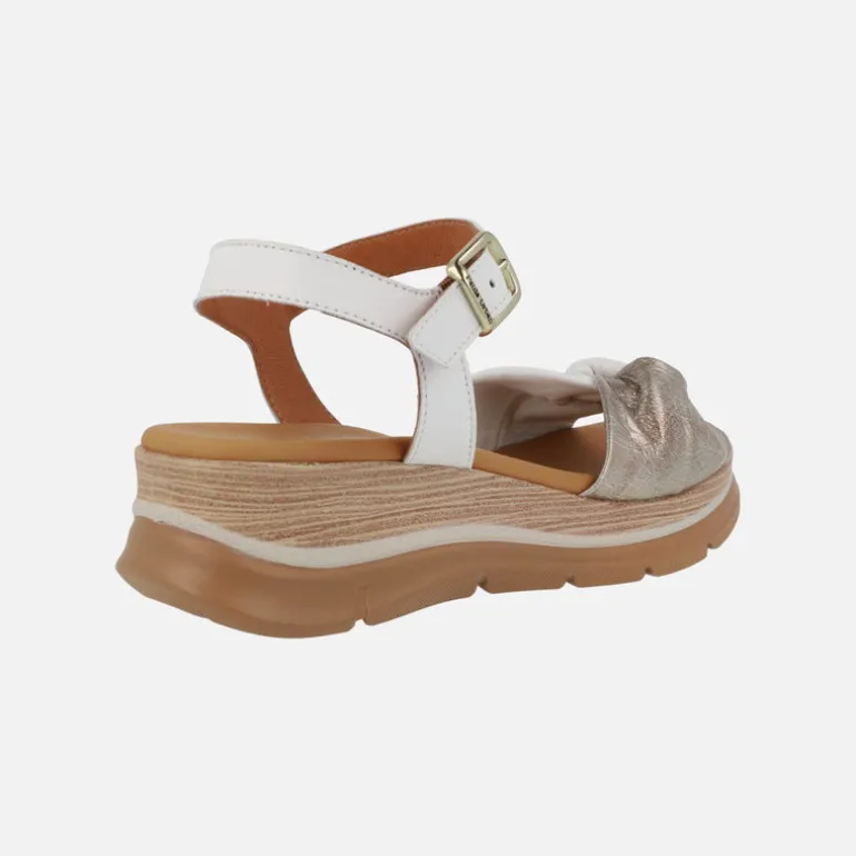 Sandalias de piel en bicolor blanco y oro con cierre de hebilla