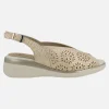Sandalias de piel grabada beige con destellos oro y troquelados