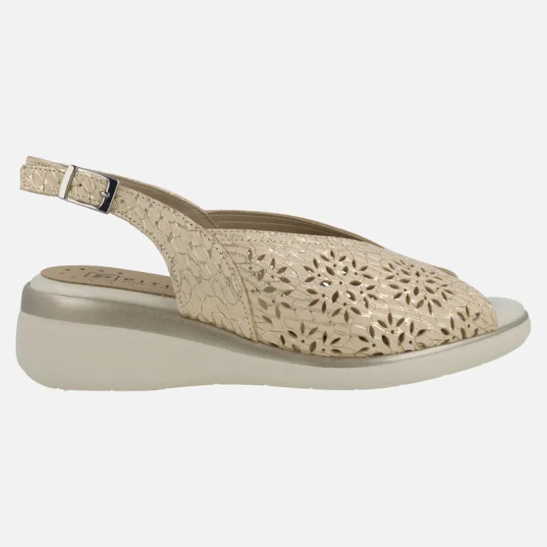 Sandalias de piel grabada beige con destellos oro y troquelados