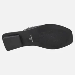 Sandalias de piel grabada con tachas metálicas