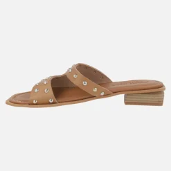 Sandalias de piel grabada con tachas metálicas