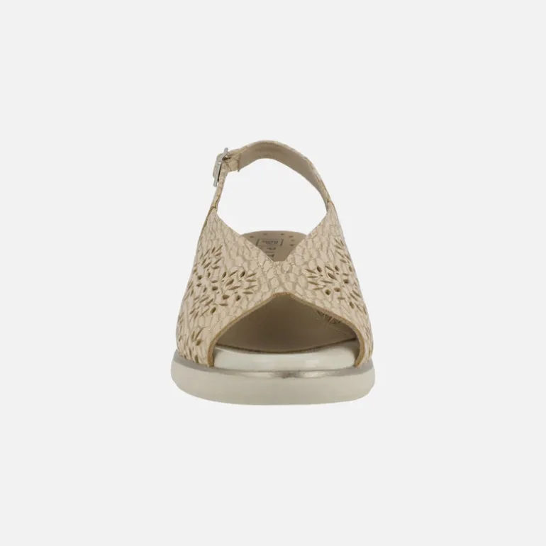 Sandalias de piel grabada beige con destellos oro y troquelados
