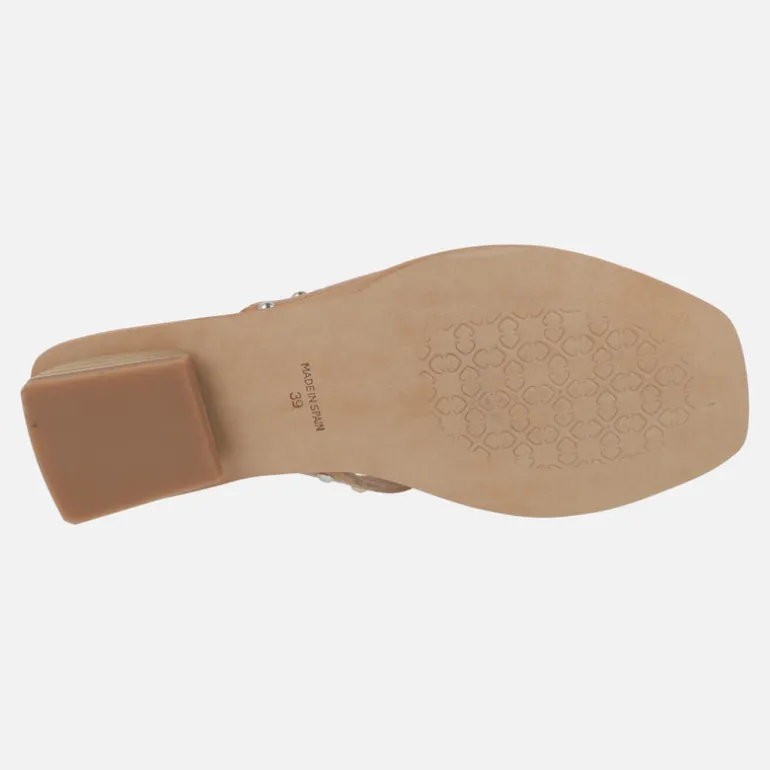 Sandalias de piel grabada con tachas metálicas