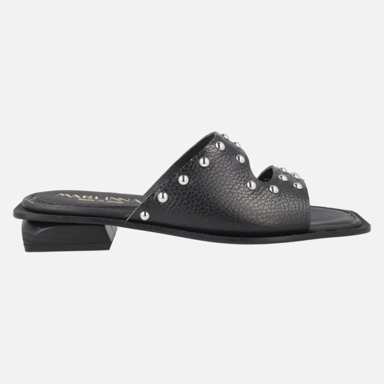 Sandalias de piel grabada con tachas metálicas
