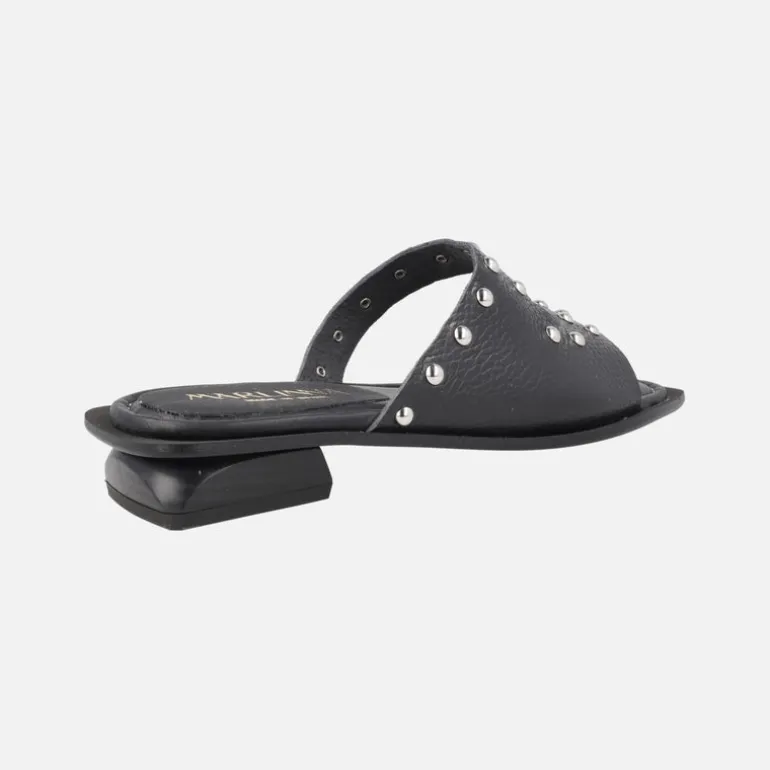 Sandalias de piel grabada con tachas metálicas