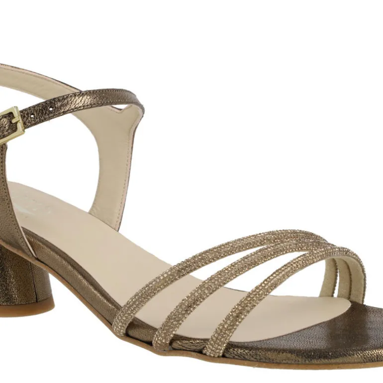 Sandalias de piel metalizadas Taimi con triple tira de strass