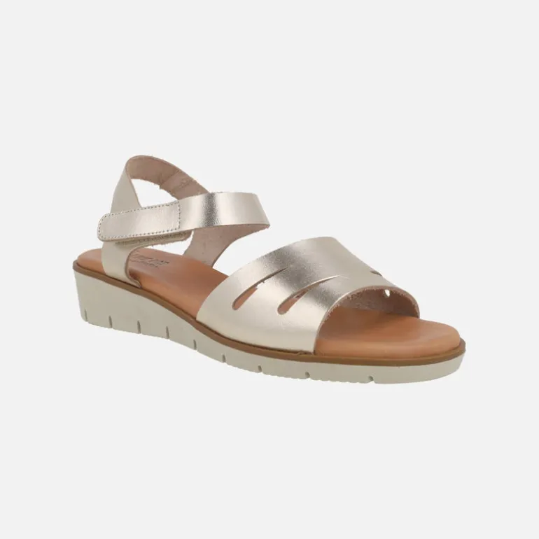 Sandalias de piel metalizada color oro con cierre de velcro