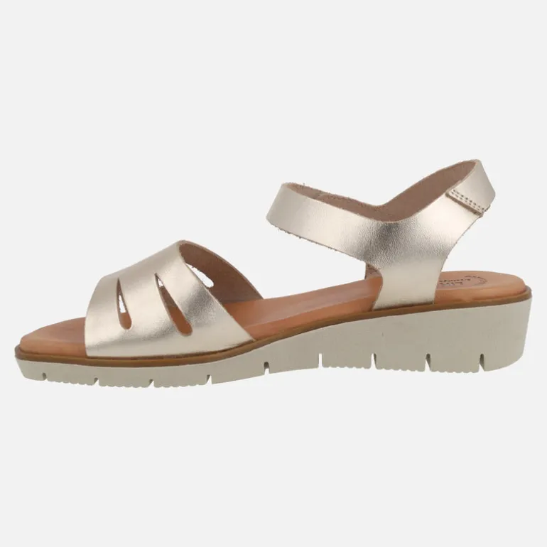 Sandalias de piel metalizada color oro con cierre de velcro