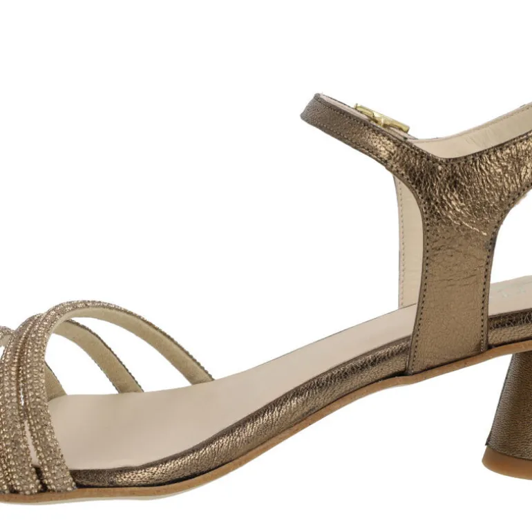 Sandalias de piel metalizadas Taimi con triple tira de strass
