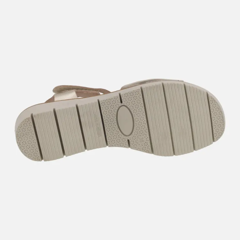 Sandalias de piel metalizada color oro con cierre de velcro