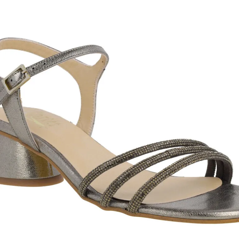 Sandalias de piel metalizadas Taimi con triple tira de strass