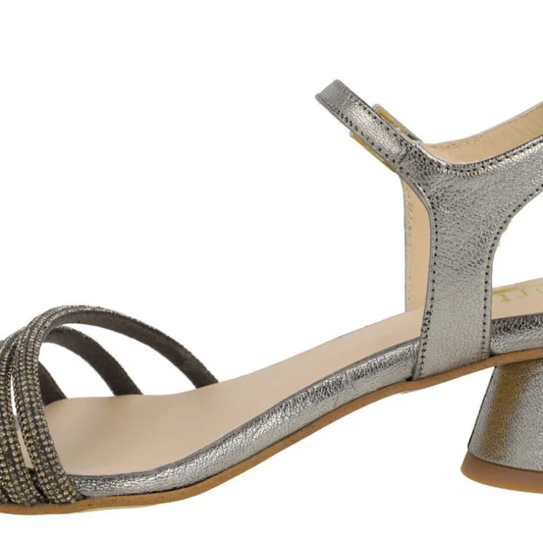 Sandalias de piel metalizadas Taimi con triple tira de strass