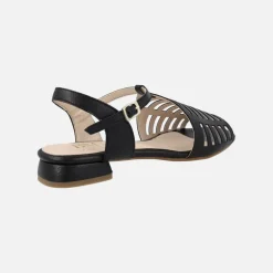 Sandalias de piel troqueladas con cierre de hebilla