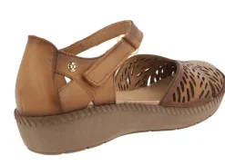 Sandalias de piel troqueladas con tira de velcro para mujer